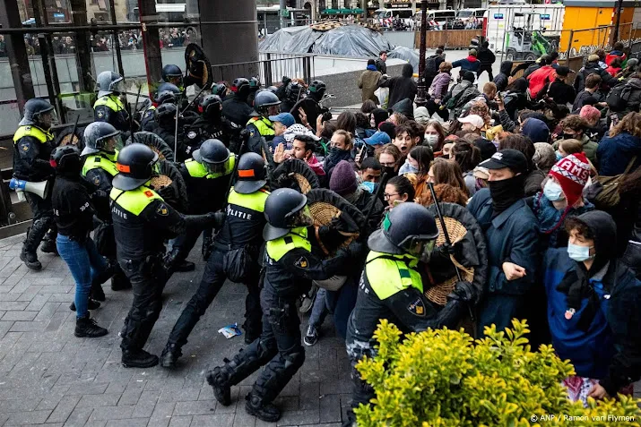 36 aanhoudingen bij protesten amsterdam 5 agenten gewond