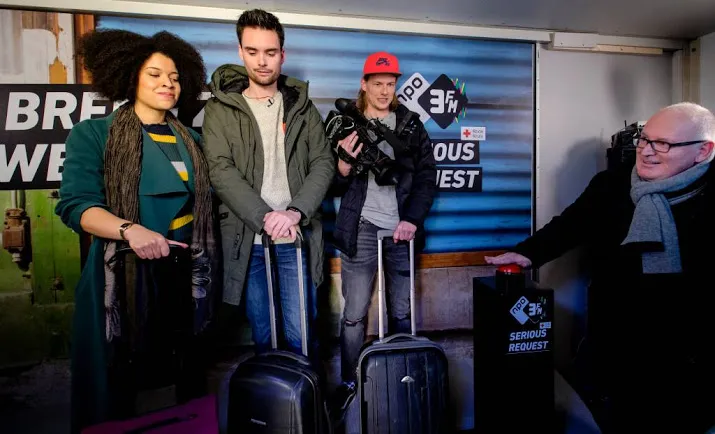 3fm djs opgesloten in glazen huis