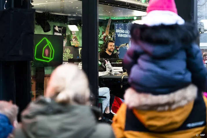 3fm djs van deelen hijlkema en speelman glazen huis in