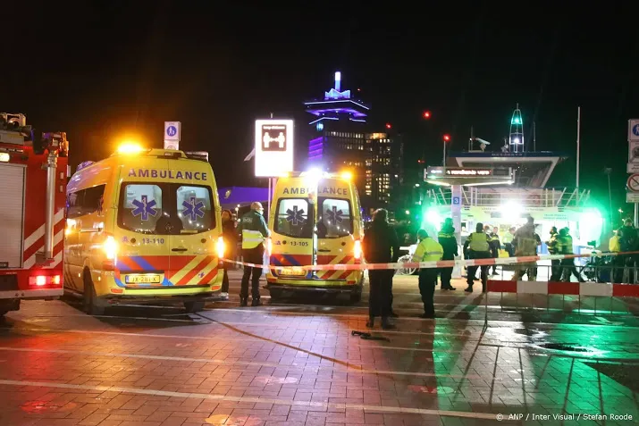 4 gewonden door aanvaring pont met binnenvaartschip in amsterdam