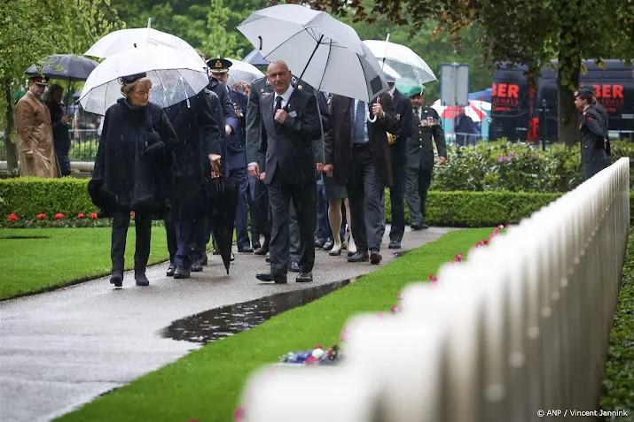 4 meicomites zien rustigere herdenkingen door regen