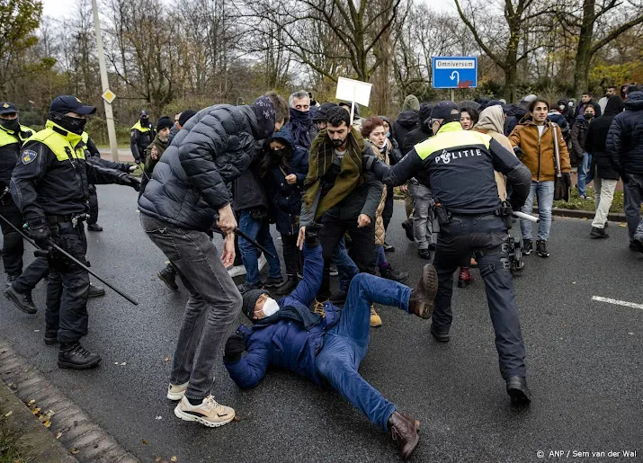 44 aangehouden demonstranten betoging opcw gebouw zitten nog vast