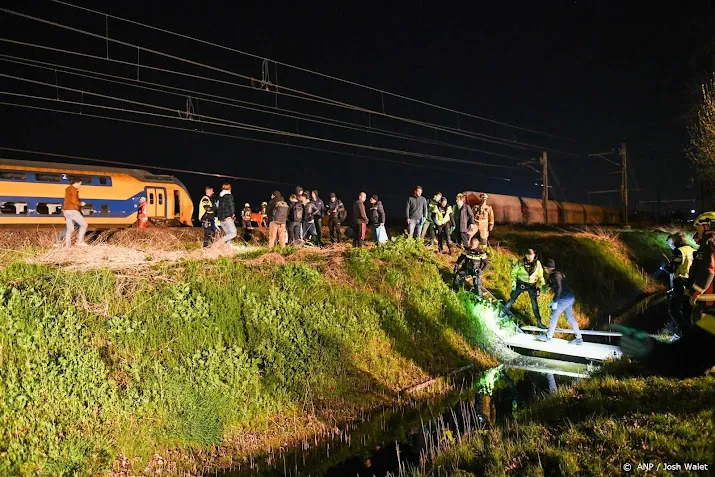 50 reizigers in ontspoorde trein brand uitgebroken