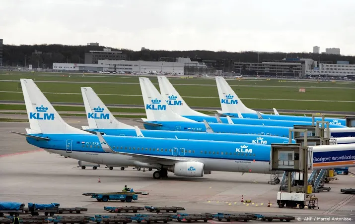 737 van klm landt op schiphol met stukke motor