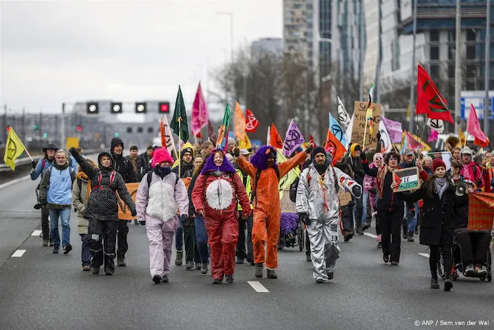 a10 door demonstratie dicht tussen de nieuwe meer en oud zuid