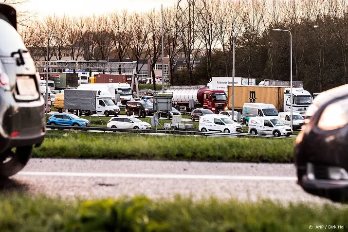 a15 en spoor weer vrij na gevallen boomstammen