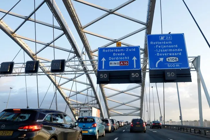 a16 bij rotterdam dicht na ongeluk