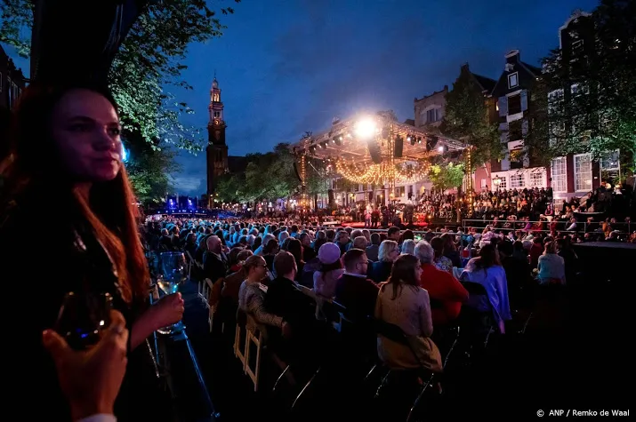 aan de amsterdamse grachten klonk weer luid