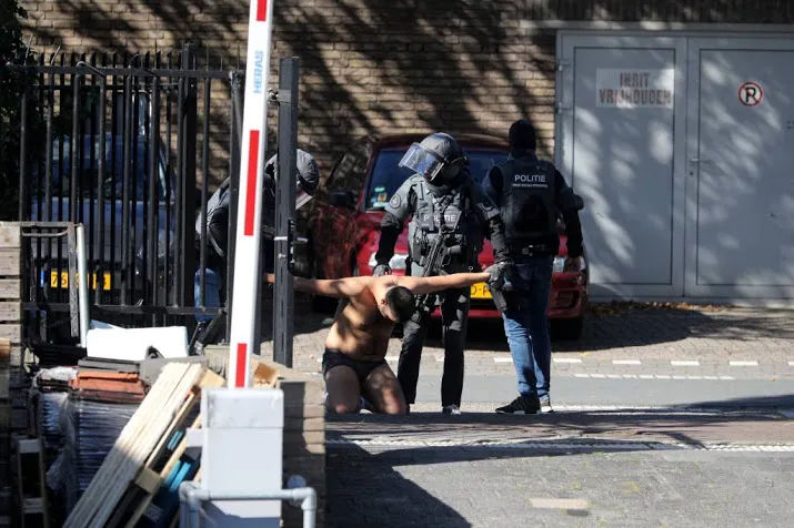 aangehouden man telexstraat naar huis gestuurd