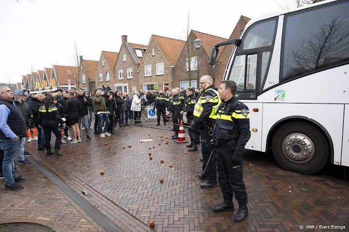 aangifte kick out zwarte piet van geweld bij protest in volendam