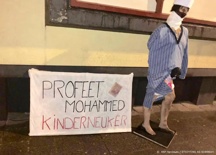 aangifte wegens poppen bij moskee den haag