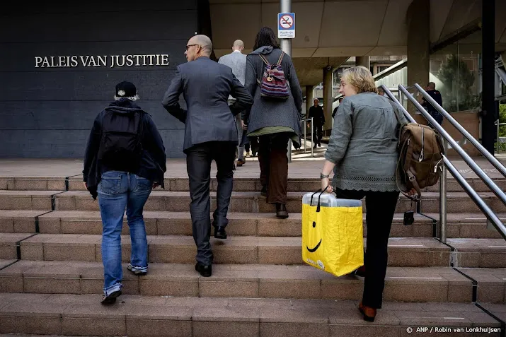 aanhangers xr betuigen steun bij rechtbank voor opruiingszaak