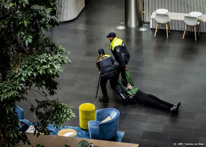 aanhouding na voortzetting woonprotest bij kantoor vastgoedclub
