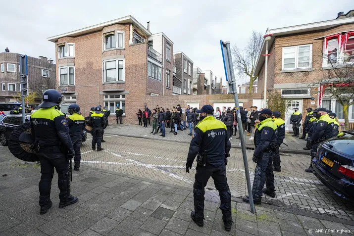aanhoudingen na opdracht aan demonstranten zich te verspreiden