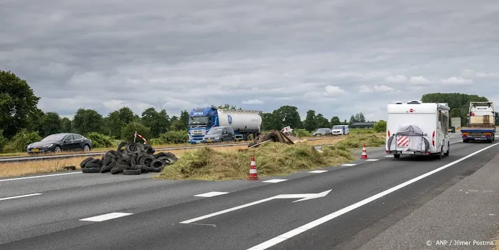 aannemers ruimen gedumpte troep op a7 niet op vanwege intimidatie