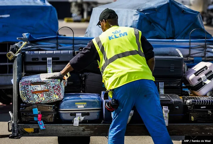 aantal bagageafhandelaren schiphol moet van zes naar drie