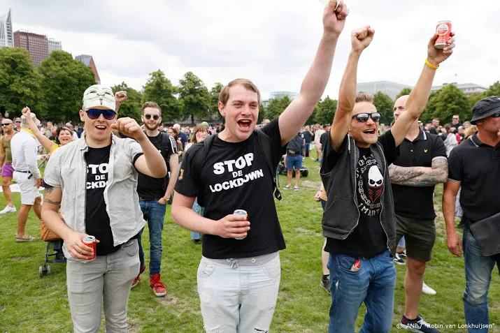 aantal betogers malieveld neemt toe ook voetbalsupporters