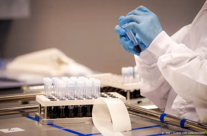 aantal corona gevallen daalt voor het eerst in weken