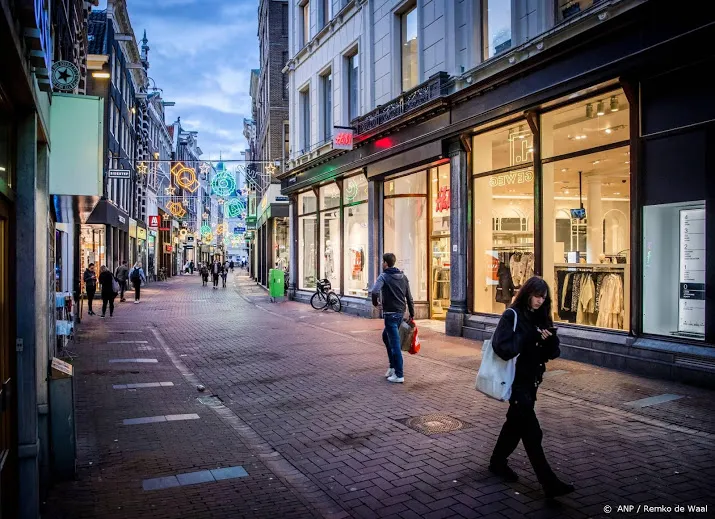 aantal coronabesmettingen amsterdam met 30 procent gedaald