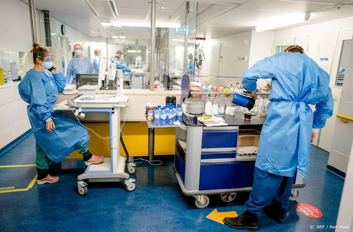 aantal coronapatienten in nederlandse ziekenhuizen iets gedaald