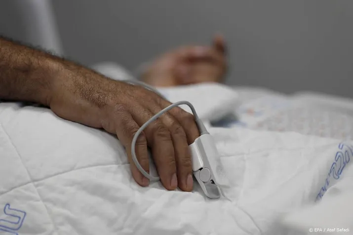 aantal coronapatienten in ziekenhuizen daalt iets