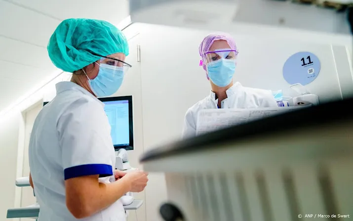 aantal coronapatienten in ziekenhuizen duikt onder de 500
