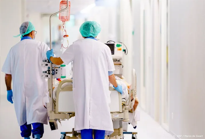 aantal coronapatienten in ziekenhuizen stijgt naar bijna 600