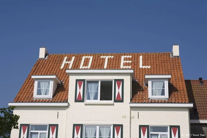 aantal europese hotelovernachtingen gehalveerd in coronajaar 2020