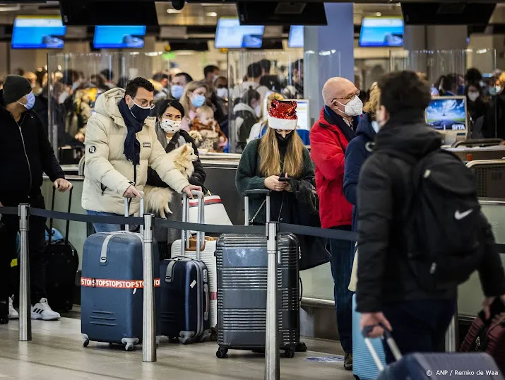 aantal reizigers schiphol op ruim de helft van voor corona