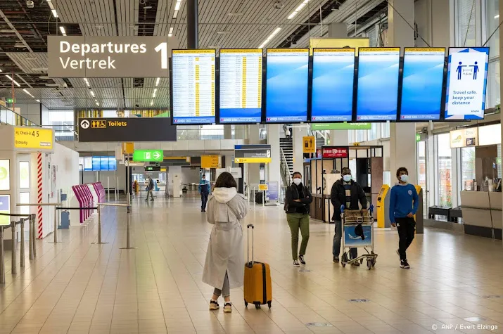 aantal reizigers via schiphol blijft ver onder pre coronaniveau