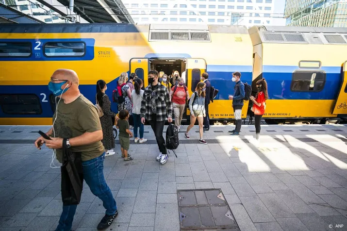 aantal treinreizigers op werkdagen fors minder door coronacrisis