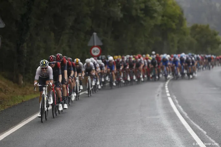 aanval levert evenepoel leiderstrui vuelta op ritzege voor vine