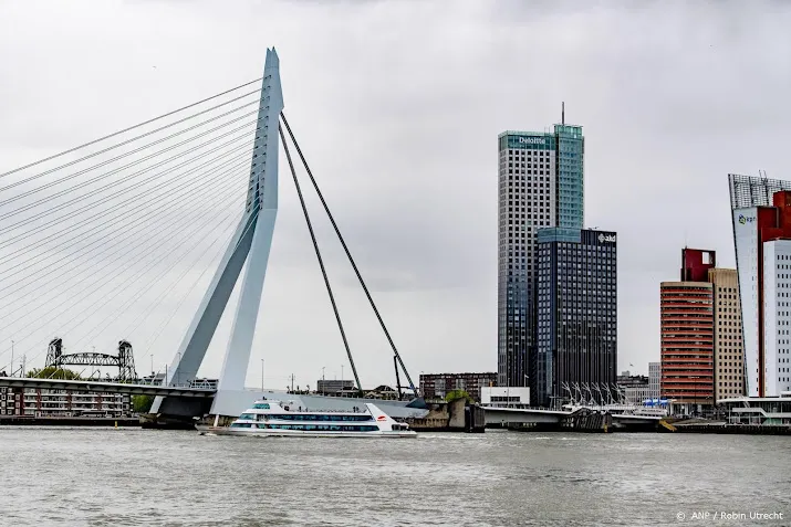 aanvaring tussen boten bij erasmusbrug hulpdiensten onderweg