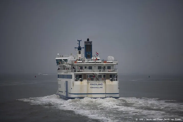aanvaring veerboot en watertaxi bij terschelling mensen te water