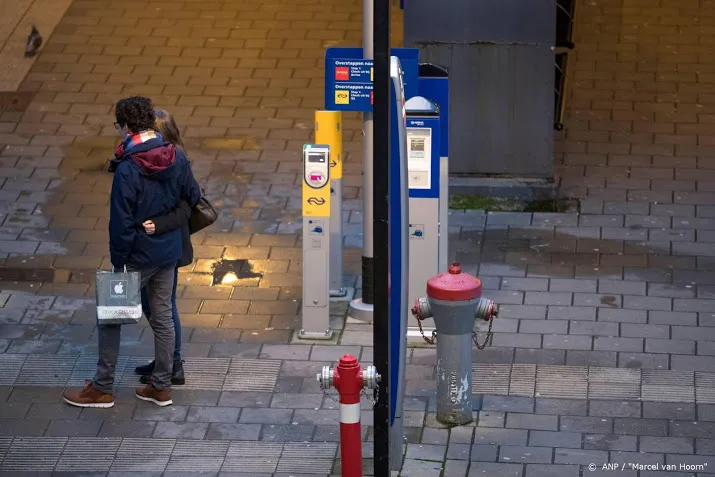 aanzienlijk minder reizigers in bus en trein brabant