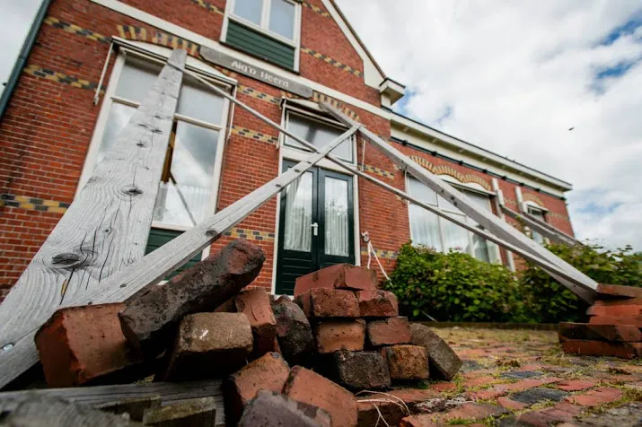 aardbevingsadvocaat berispt over beloningen
