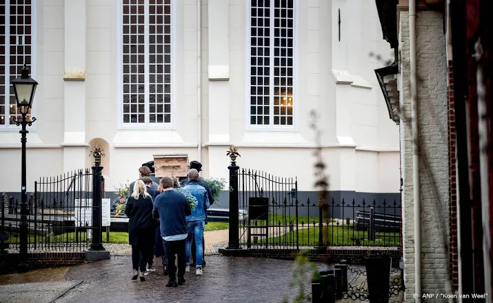 aart staartjes in besloten kring begraven