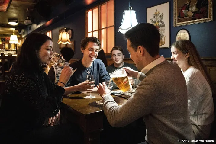 abn amro geld consumenten gaat naar horeca minder naar winkels