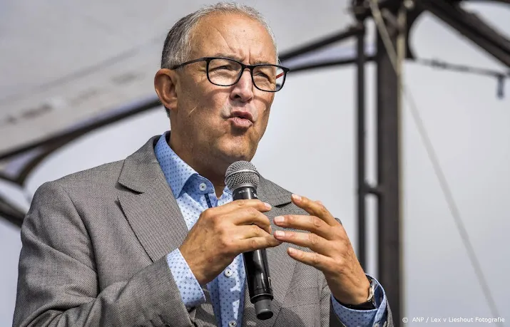 aboutaleb boos over bekladding berlijnse muur met feyenoord