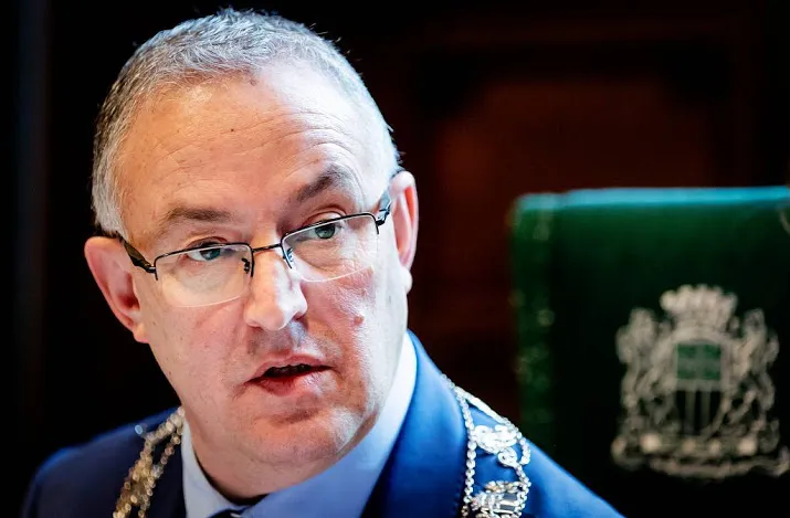 aboutaleb grijpt hard in na incidenten azc