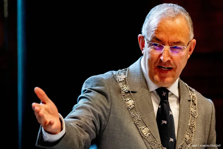 aboutaleb looft 10 000 euro uit voor beste coronacampagne