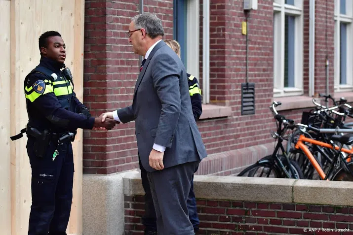 aboutaleb op getroffen school voor bijeenkomst