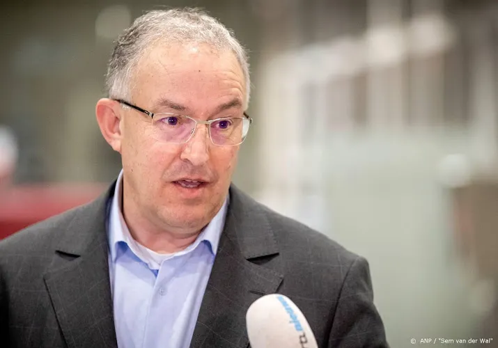aboutaleb roept zorgpersoneel op zich te melden