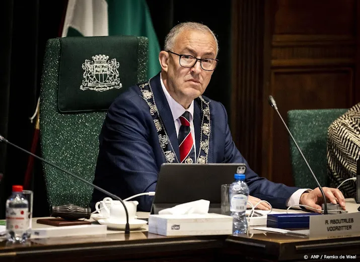 aboutaleb wacht rapport corona camerawagens in vertrouwen af