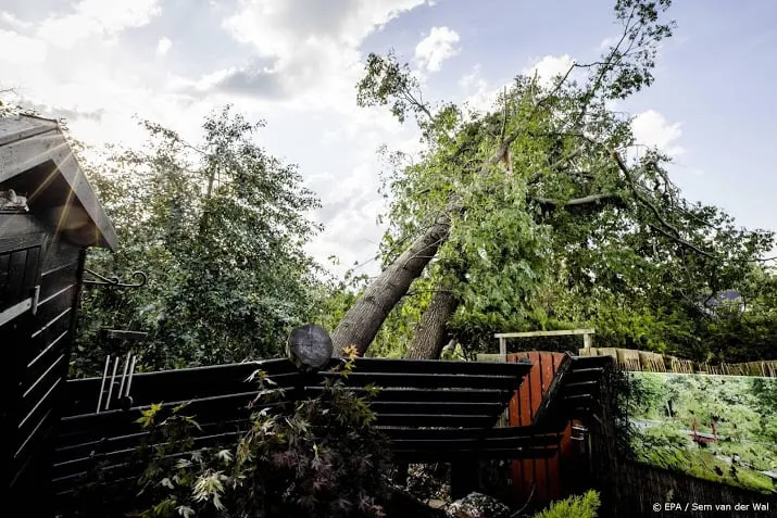 acht gewonden door noodweer in leersum en 7 gaslekken