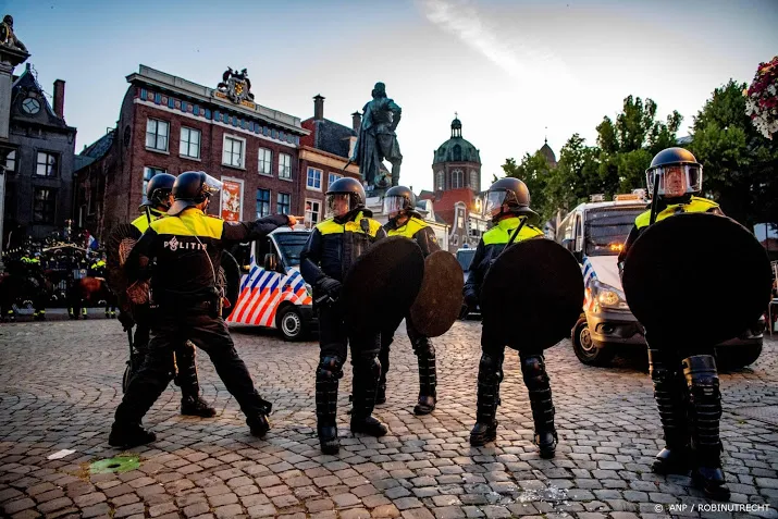 acht mensen in hoorn opgepakt voor opruiing