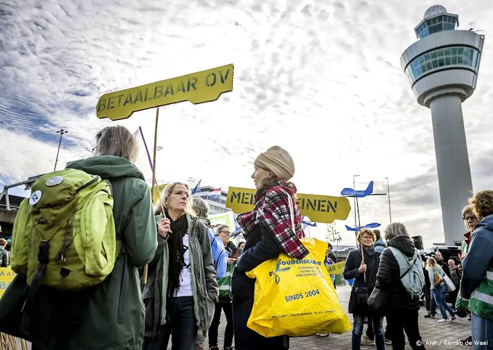 actie honderden demonstranten op schiphol voor krimp luchtvaart