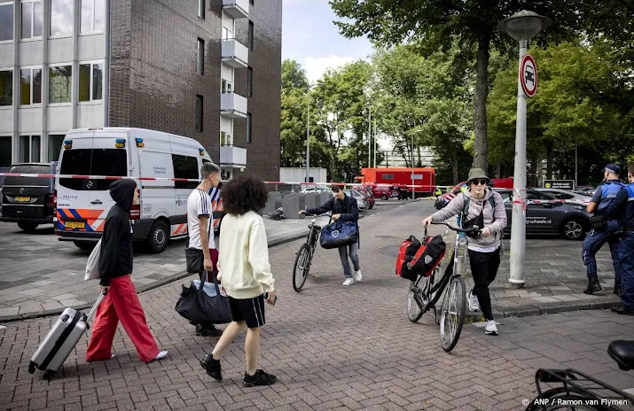 actie om buurt vol te hangen met regenboogvlaggen na flatbrand