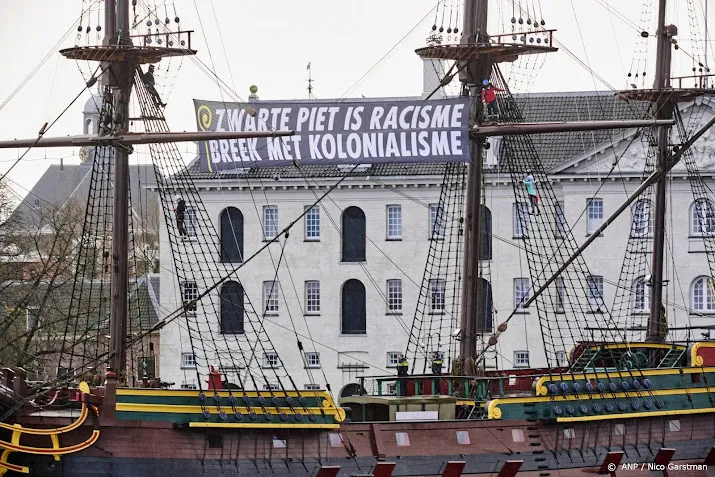 actie tegen zwarte piet op voc schip in amsterdam