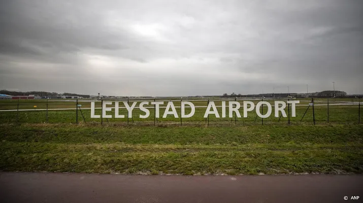 actiegroep besluit openen lelystad airport uitstellen is blamage